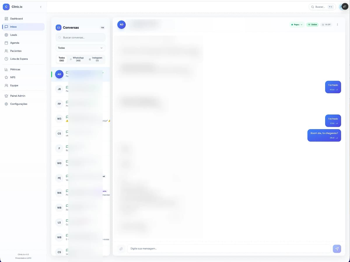 Inbox do Clinic.io com conversa do WhatsApp e sugestão de IA